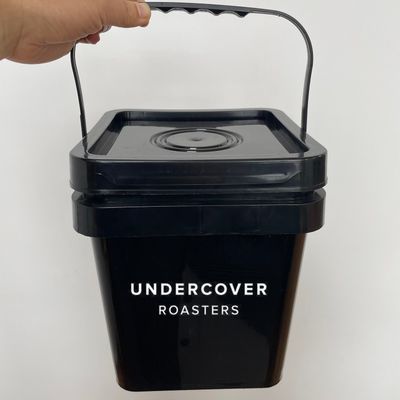 Vierkante plastic emmer met deksel voor voedselverpakking