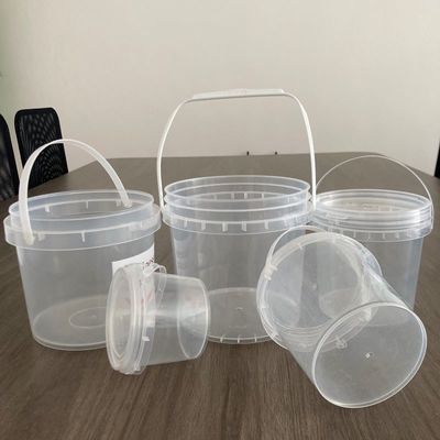 Aanpassen 1L 2L 3L 4L 5L ronde plastic emmers met deksels en handvaten voor voedselopslag