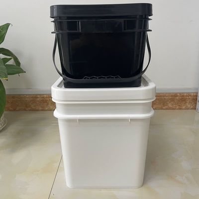 Aanpasbare 15L vierkante plastic emmer met drukhandvat en accessoires