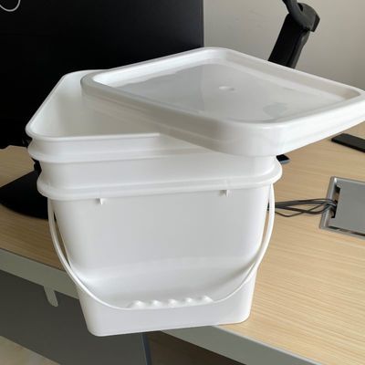 Aanpasbare 15L vierkante plastic emmer met drukhandvat en accessoires