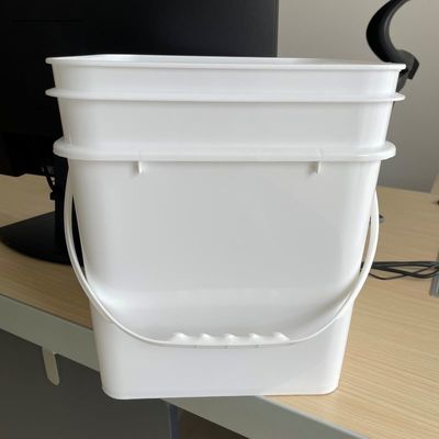 Aanpasbare 15L vierkante plastic emmer met drukhandvat en accessoires