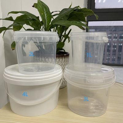 Vastgemaakte plastic emmer voor augurken en boter