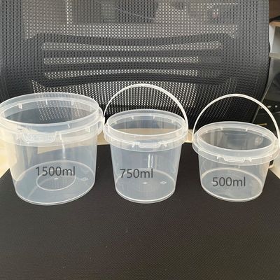 Vastgemaakte plastic emmer voor augurken en boter