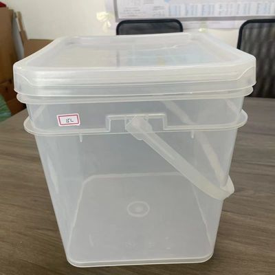 Makkelijk te openen plastic emmer met deksel duurzaam en milieuvriendelijk