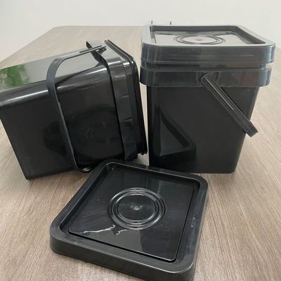 Makkelijk te openen plastic emmer met deksel duurzaam en milieuvriendelijk