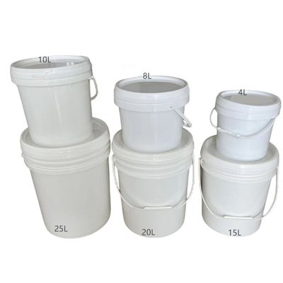 Pas uw huisdiervoedselopslag op met een plastic emmer van 5 liter en een kap van 18 liter.